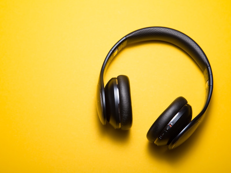 Apple Music vs. Spotify in 2024: Why Audiophiles are Switching to Apple Lossless