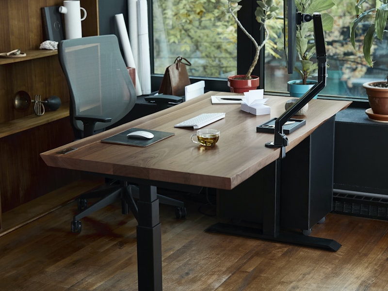 The Agentic Shift: How Autonomous AI Agents Will Redefine the 9-to-5 Workplace by 2025