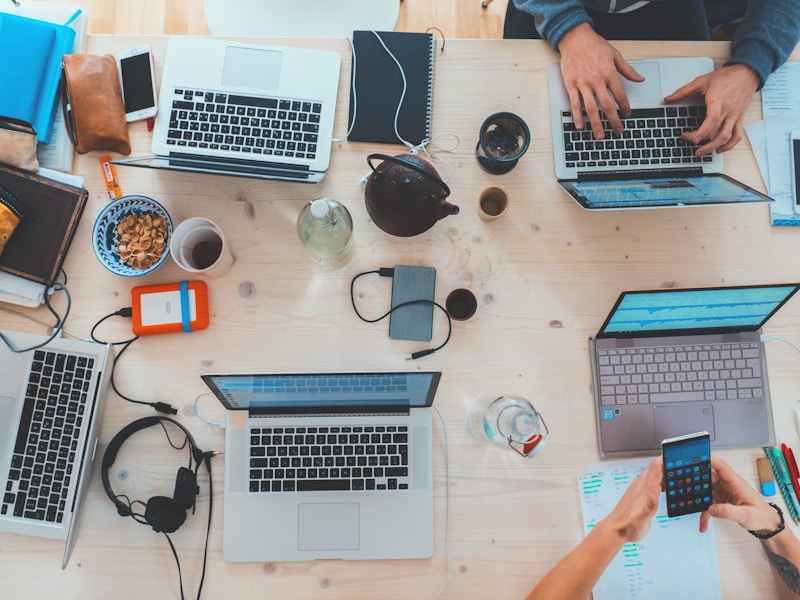 The Agentic Shift: How Autonomous AI Agents Will Redefine the 9-to-5 Workplace by 2025